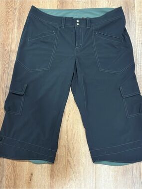 Women’s Black Athleta Cargo Capri Pants